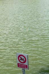 19th-arrondissement;-Bassin-de-la-Villette;-France;-Île-de-France-region;-Kaleidos;-Kaleidos-images;-Kayaking;-La-parole-à-limage;-No-swimming;-Paris;-Parisian-heritage;-Pictogram;-Safety;-Stories-Pictures;-Summer-2026;-Tarek-Charara;-Warning-sign;-Water;-Water-sports;-Water-sports-base